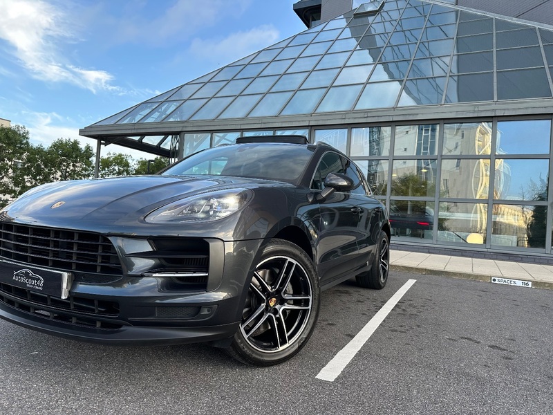 PORSCHE MACAN