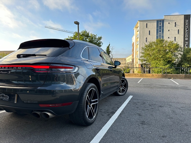 PORSCHE MACAN