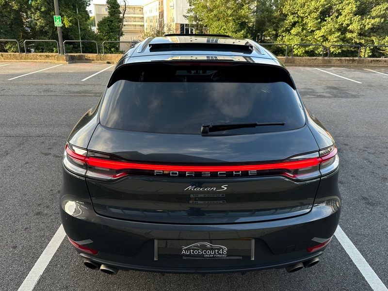 PORSCHE MACAN