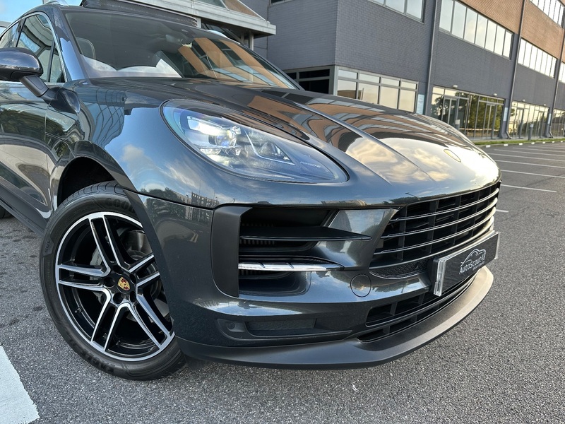 PORSCHE MACAN