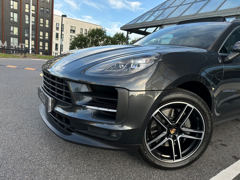 PORSCHE MACAN