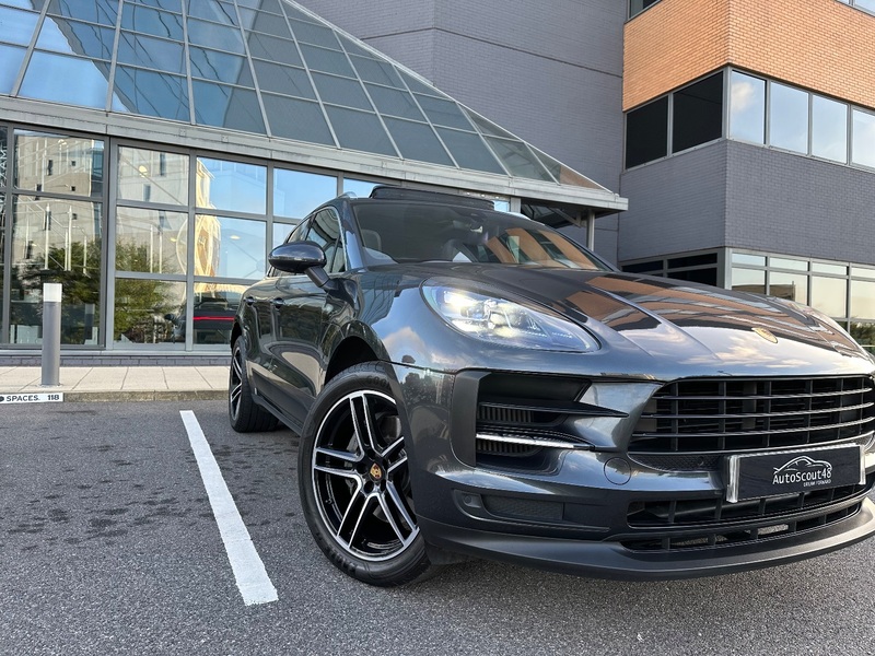 PORSCHE MACAN