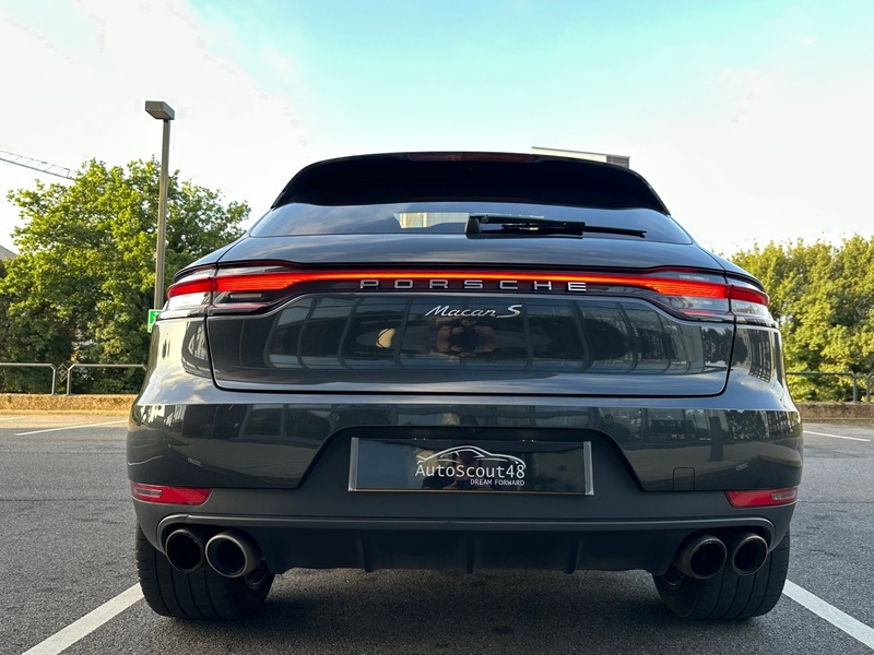 PORSCHE MACAN