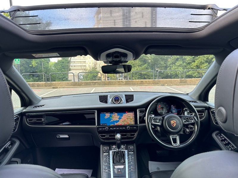 PORSCHE MACAN