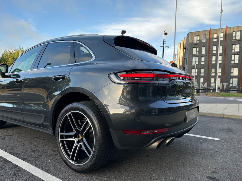 PORSCHE MACAN