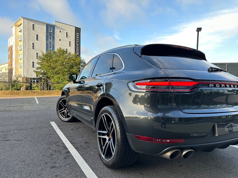 PORSCHE MACAN