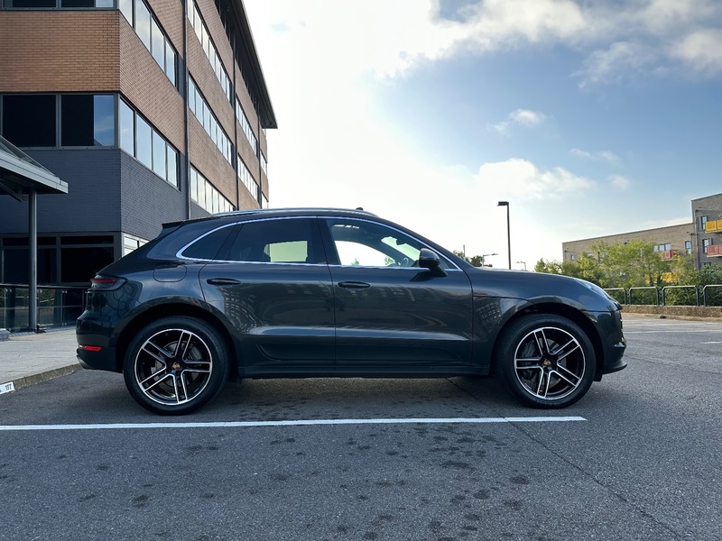 PORSCHE MACAN