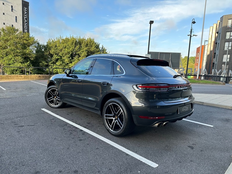 PORSCHE MACAN