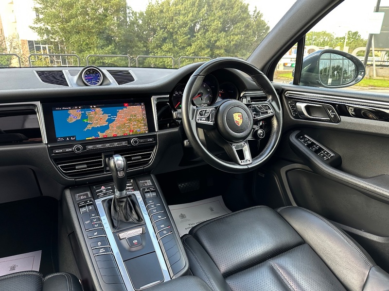 PORSCHE MACAN