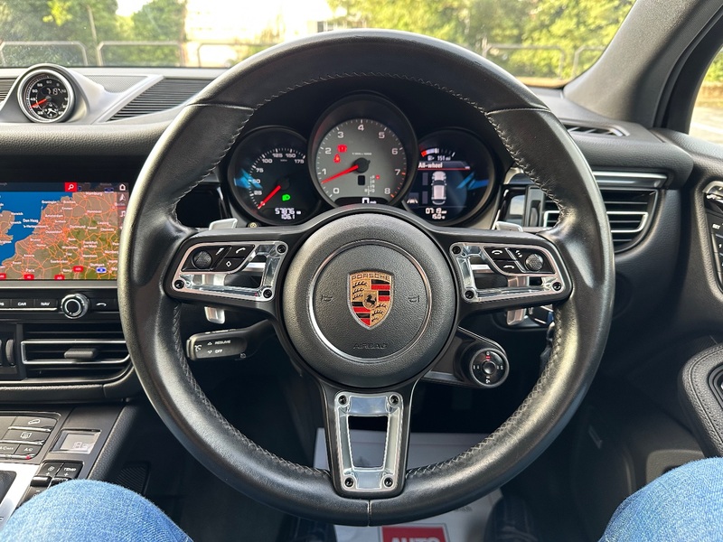 PORSCHE MACAN