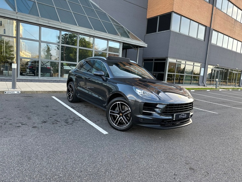 PORSCHE MACAN