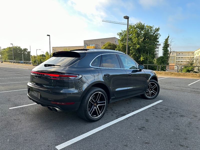 PORSCHE MACAN